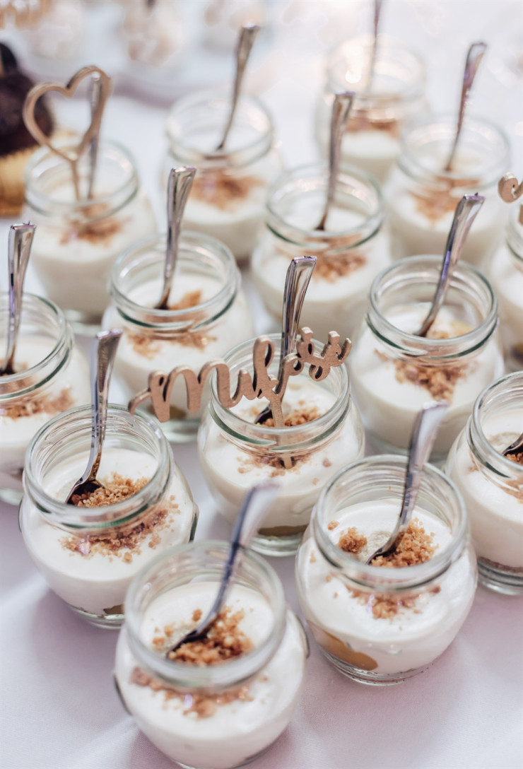 Drewniane dekoracje słodkiego stołu