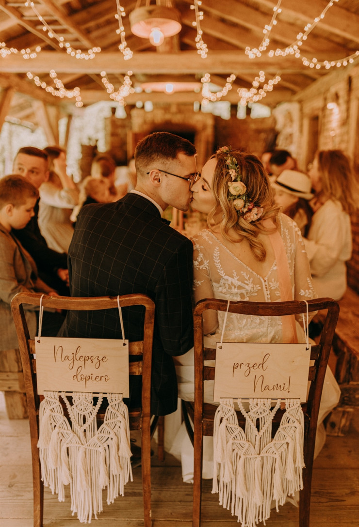 Tabliczki na krzesła z makramą