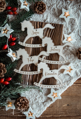 Drewniany koń na biegunach