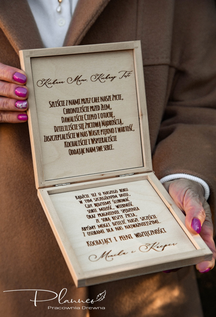 Drewniane grawerowane pudełko prośba o błogosławieństwo