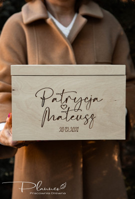 Drewniana grawerowana skrzynka na koperty