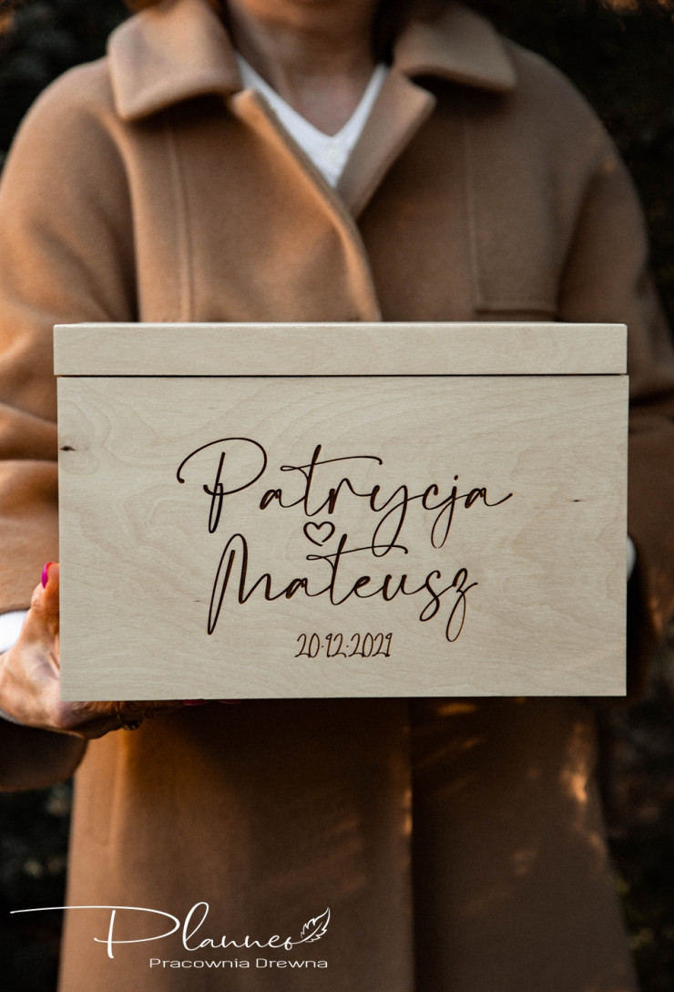 Drewniana grawerowana skrzynka na koperty