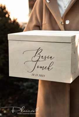 Drewniana grawerowana skrzynka na koperty