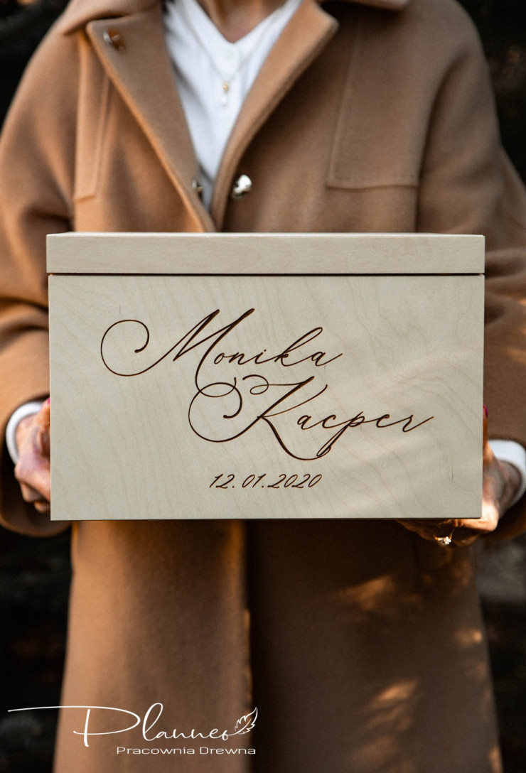 Drewniana grawerowana skrzynka na koperty