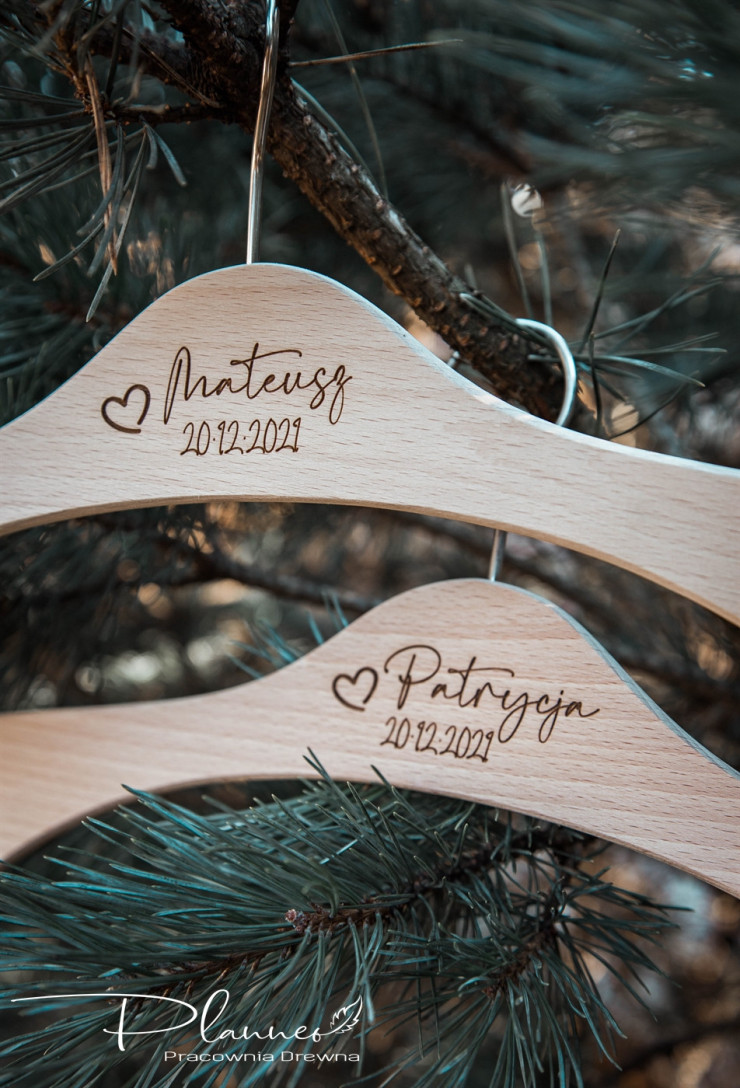 Drewniane wieszaki z imionami i serduszkiem