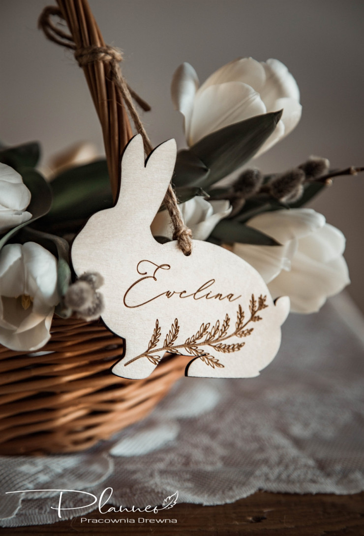 Zając z imieniem i gałązką