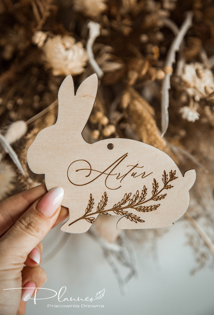 Zając z imieniem i gałązką