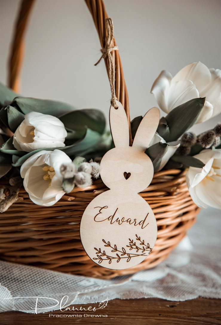 Króliczek z imieniem i gałązką