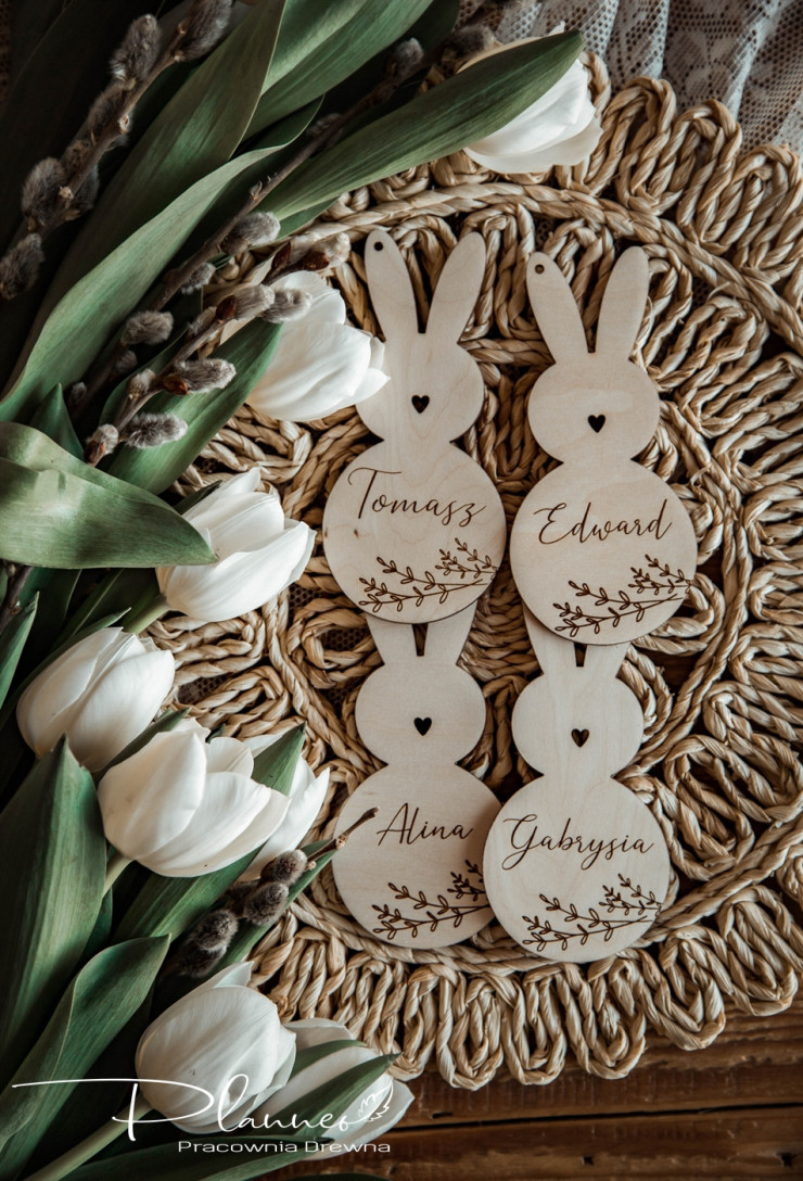 Króliczek z imieniem i gałązką