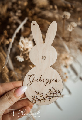 Króliczek z imieniem i gałązką