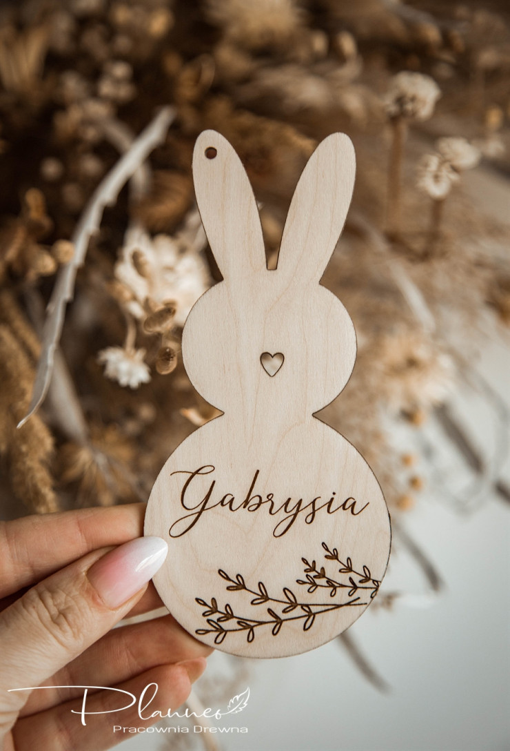 Króliczek z imieniem i gałązką