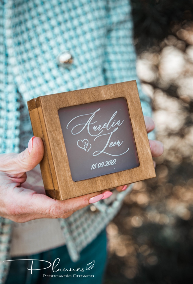 Drewniane grawerowane pudełko na obrączki plexi