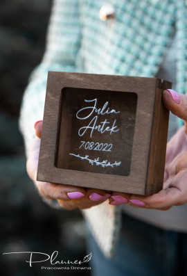 Grawerowane pudełko na obrączki plexi