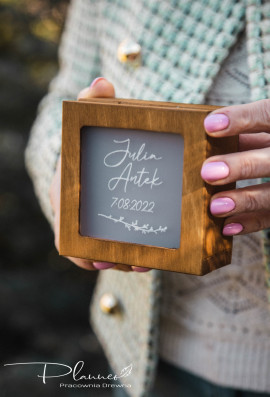 Drewniane grawerowane pudełko na obrączki plexi