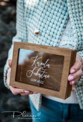 Drewniane grawerowane pudełko na obrączki plexi