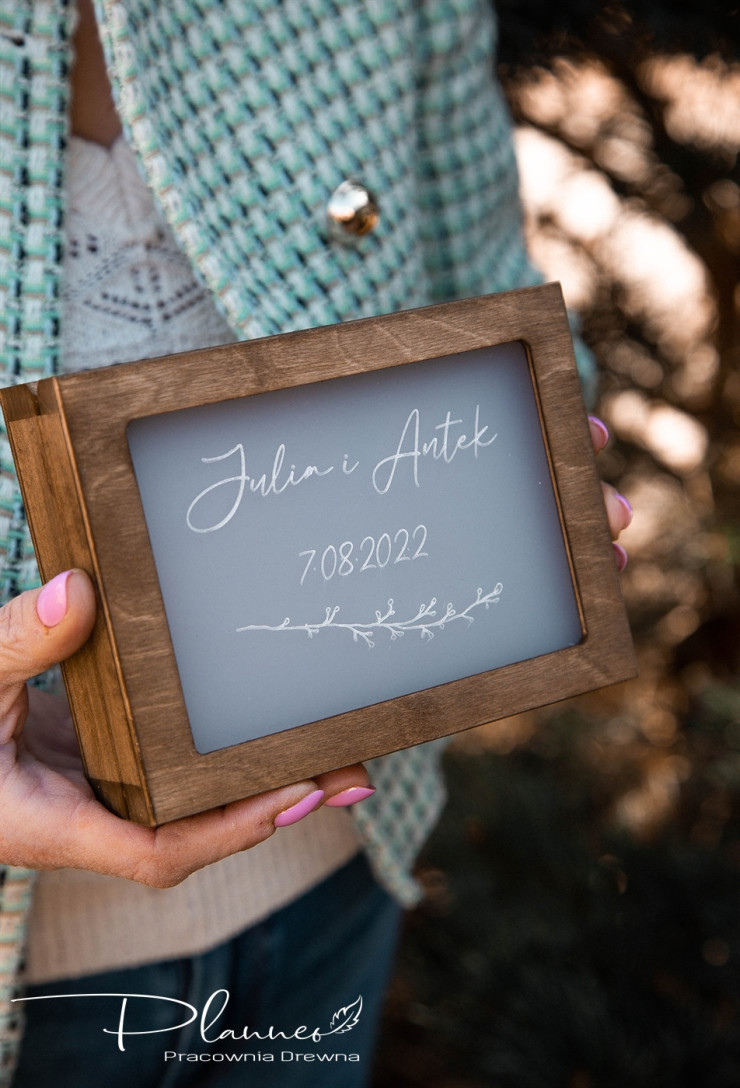 Drewniane grawerowane pudełko na obrączki plexi