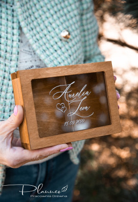 Drewniane grawerowane pudełko na obrączki plexi