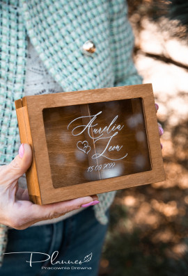 Drewniane grawerowane pudełko na obrączki plexi