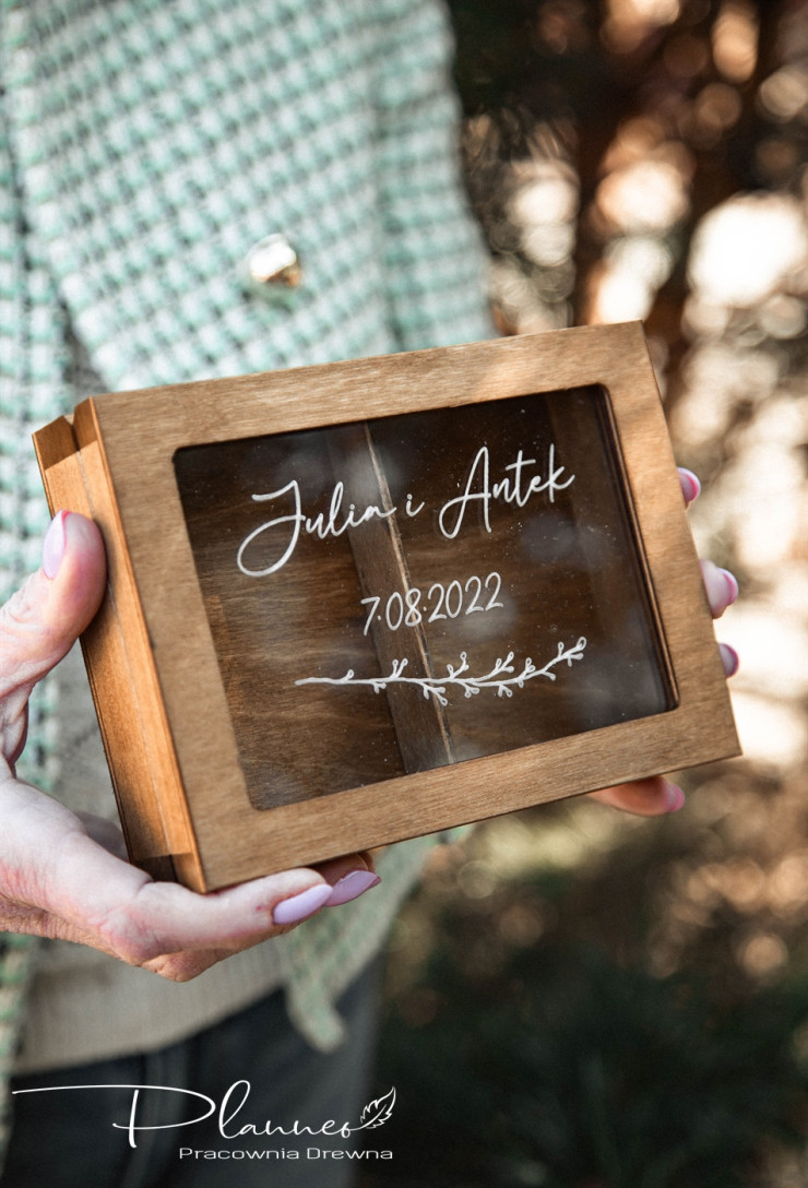 Grawerowane pudełko na obrączki plexi