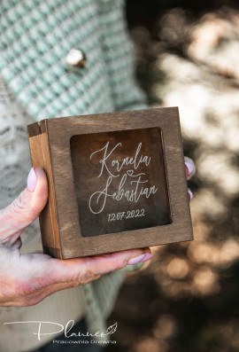 Grawerowane pudełko na obrączki plexi