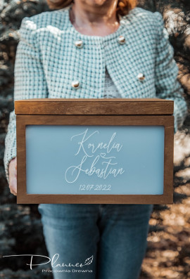 Drewniana grawerowana skrzynka na koperty polexi szroniona