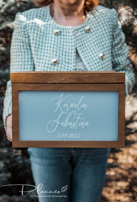 Drewniana grawerowana skrzynka na koperty polexi szroniona