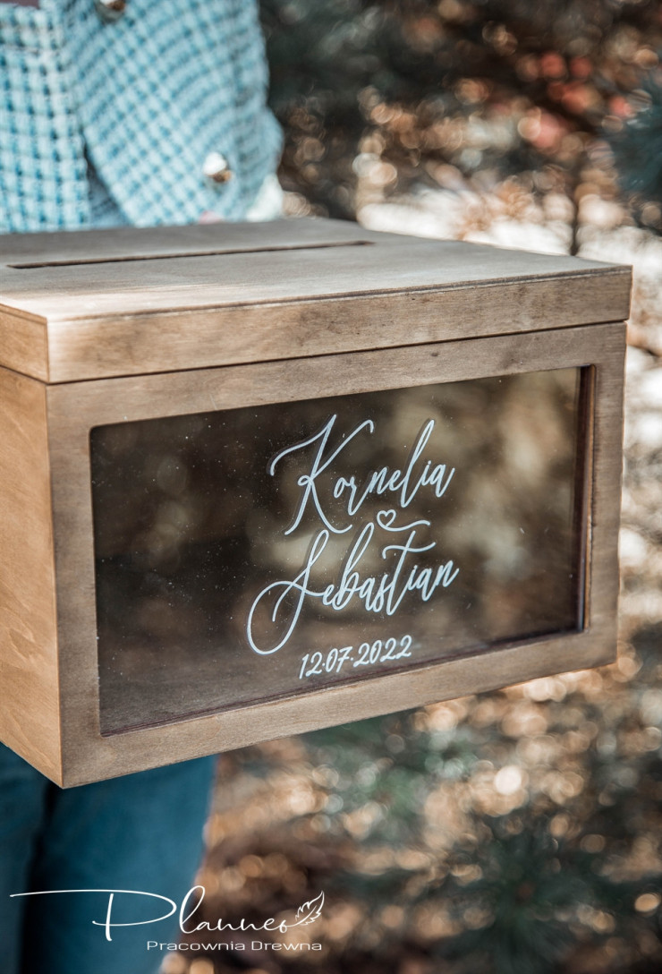 Drewniana grawerowana skrzynka na koperty plexi