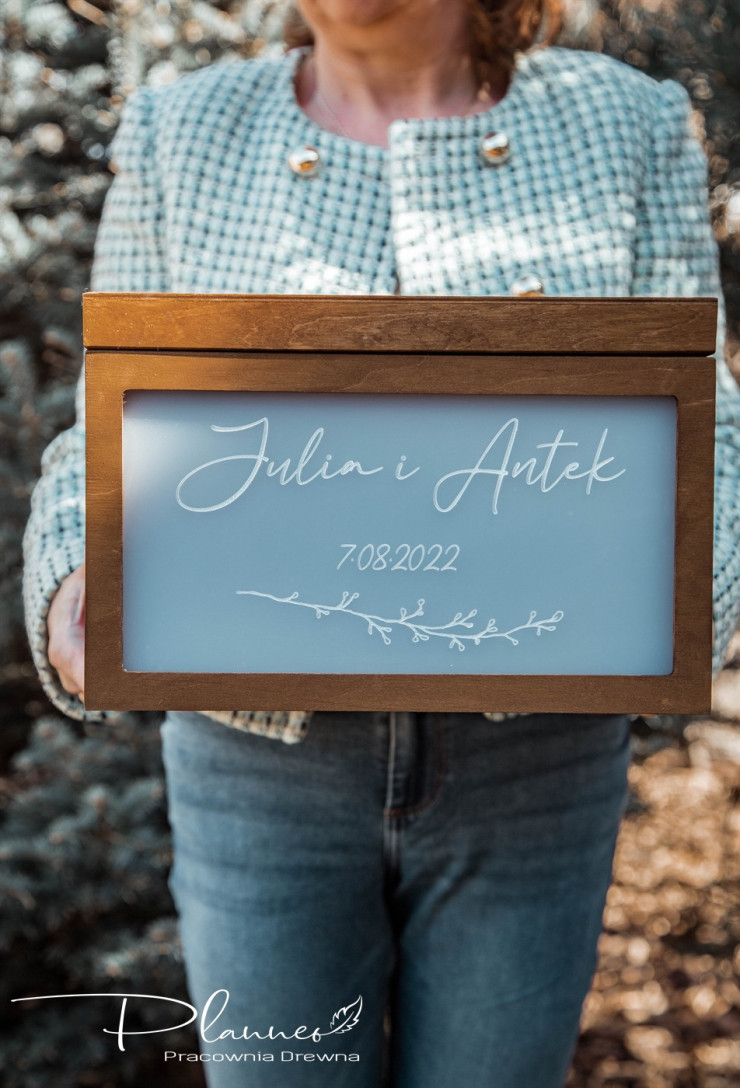 Drewniana grawerowana skrzynka na koperty