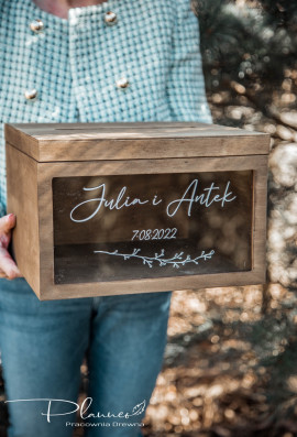 Drewniana grawerowana skrzynka na koperty plexi