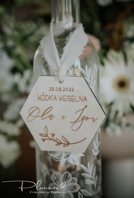 Drewniana etykieta na alkohol