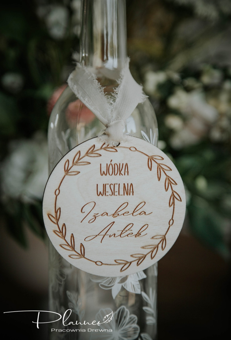 Drewniana etykieta na alkohol