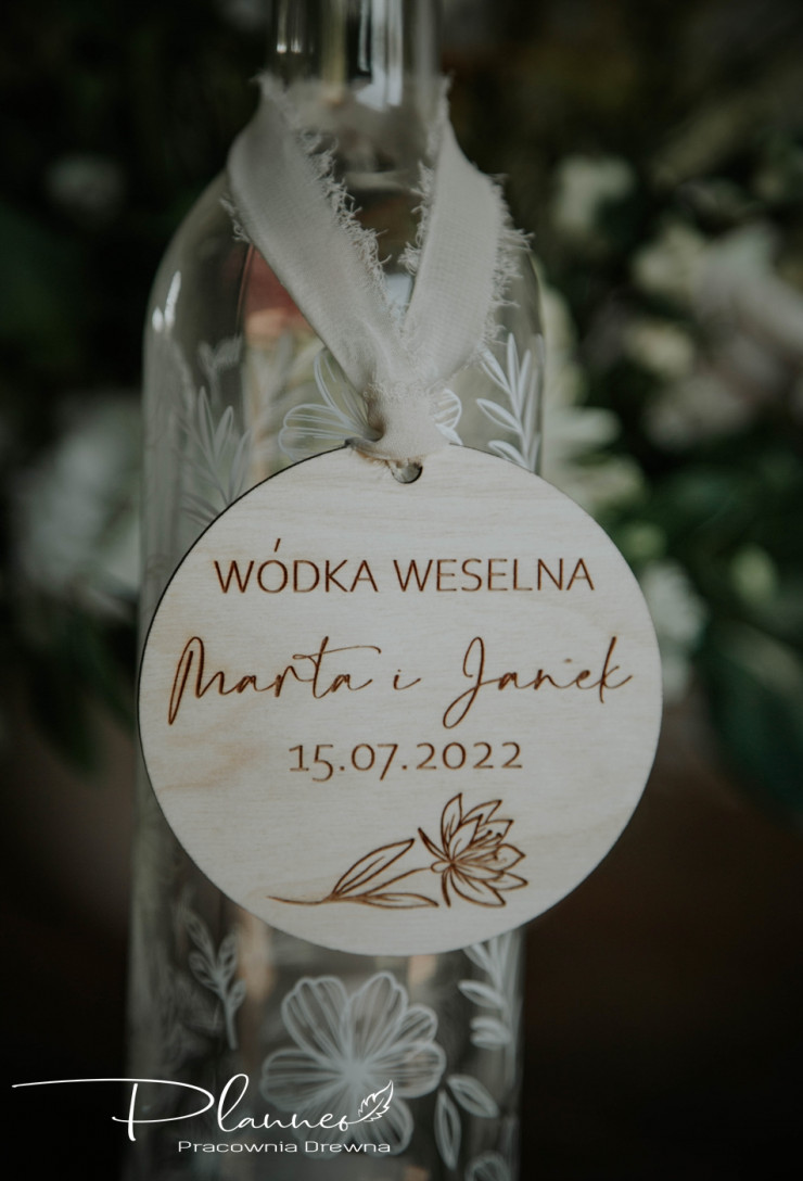 Drewniana etykieta na alkohol