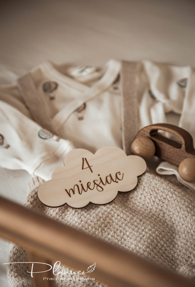 Tabliczki z miesiącami chmurki