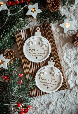 Bombka z mlecznymi śnieżynkami