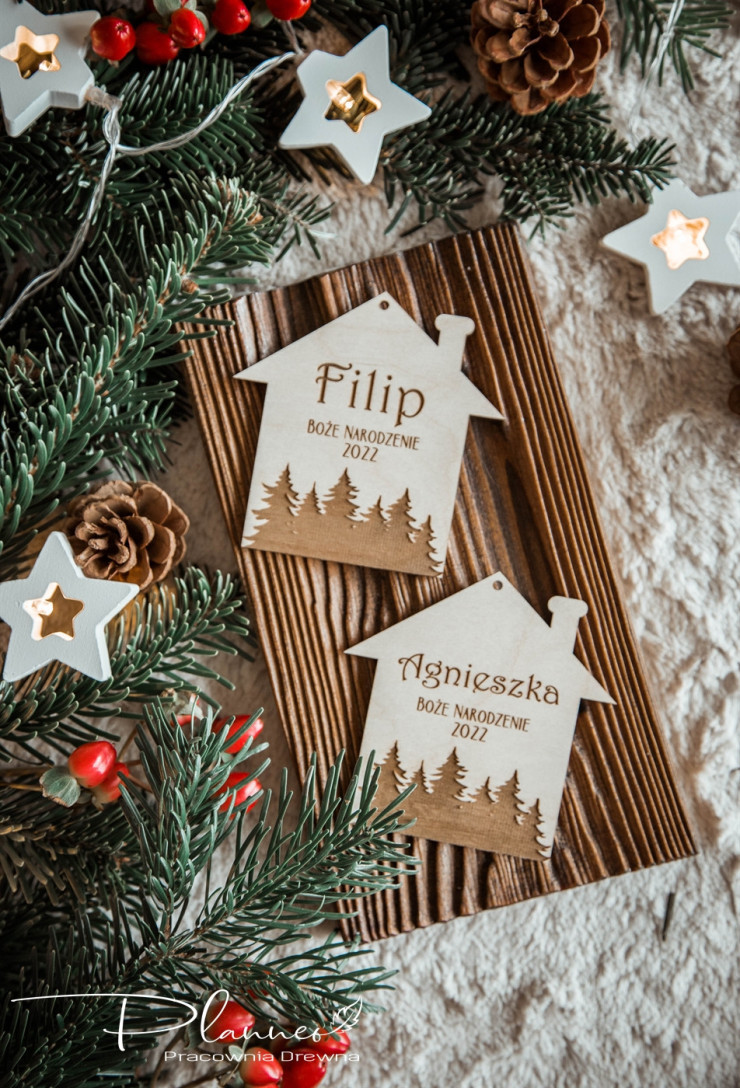 Domek z choinkami grawer