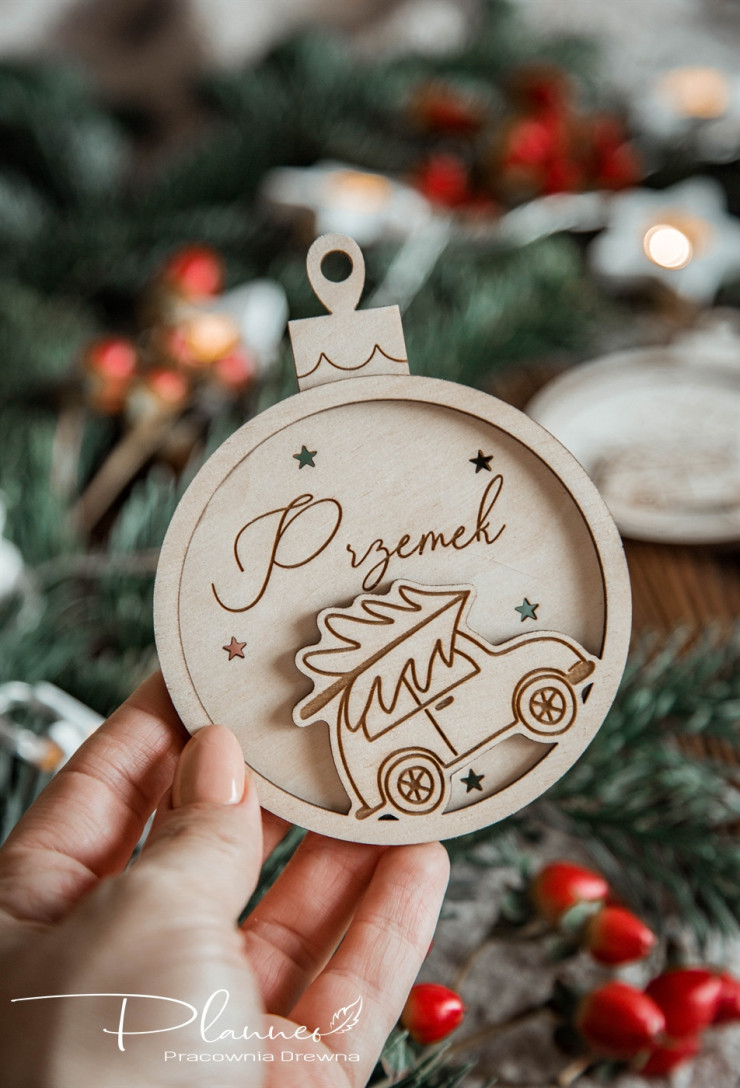 Grawerowana bombka ze świątecznym samochodem