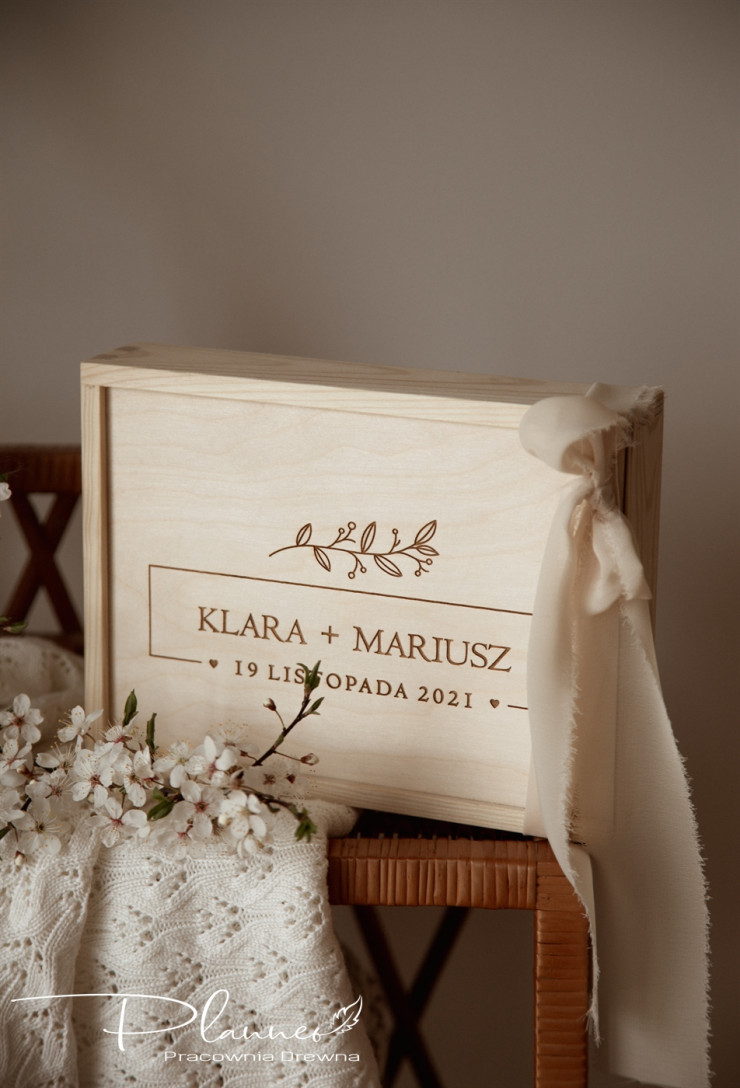 Drewniane grawerowane szkatułki do zdjęć