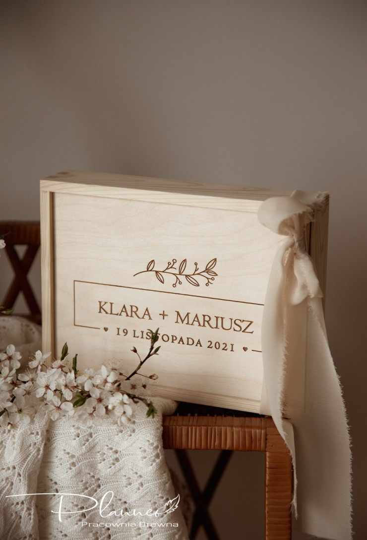 Drewniane grawerowane szkatułki do zdjęć