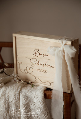 Drewniane grawerowane szkatułki do zdjęć