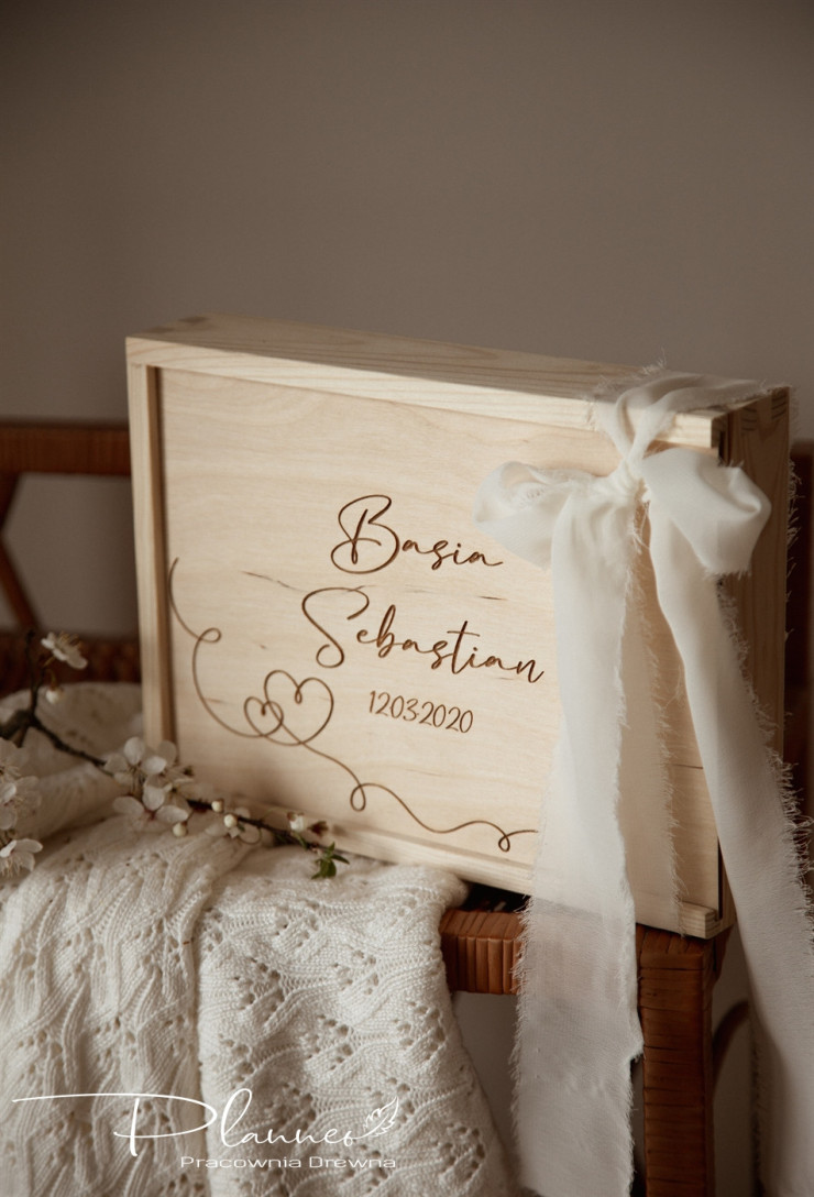 Drewniane grawerowane szkatułki do zdjęć