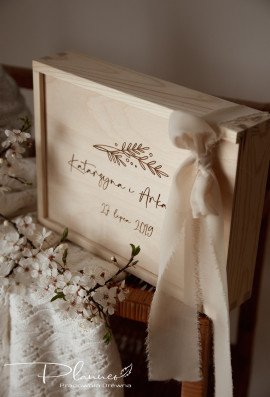Drewniane grawerowane szkatułki do zdjęć ślub