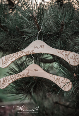 Drewniane grawerowane wieszaki gałązki