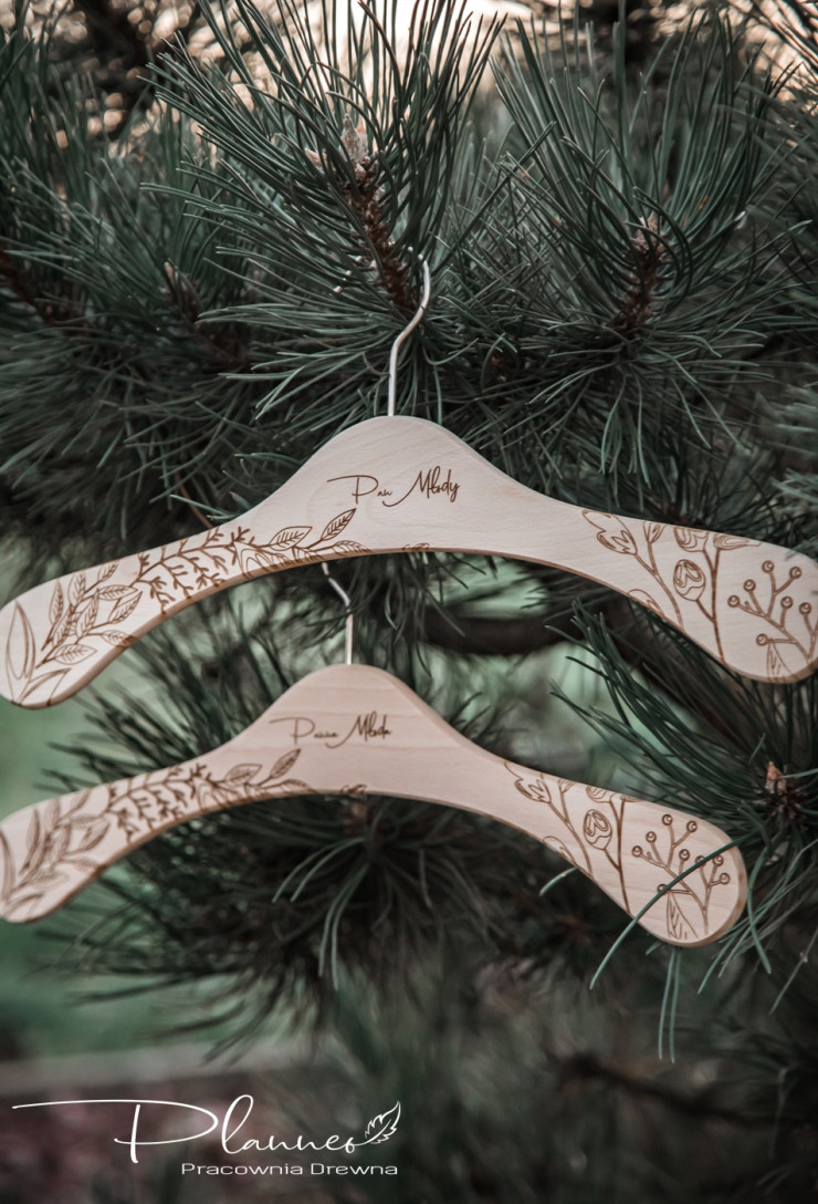 Drewniane grawerowane wieszaki gałązki