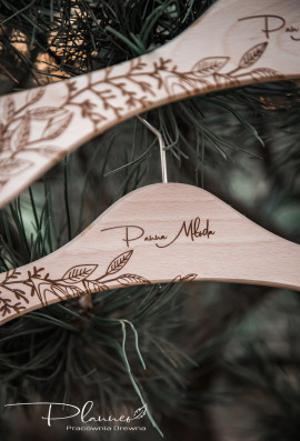 Grawerowane wieszaki z imionami