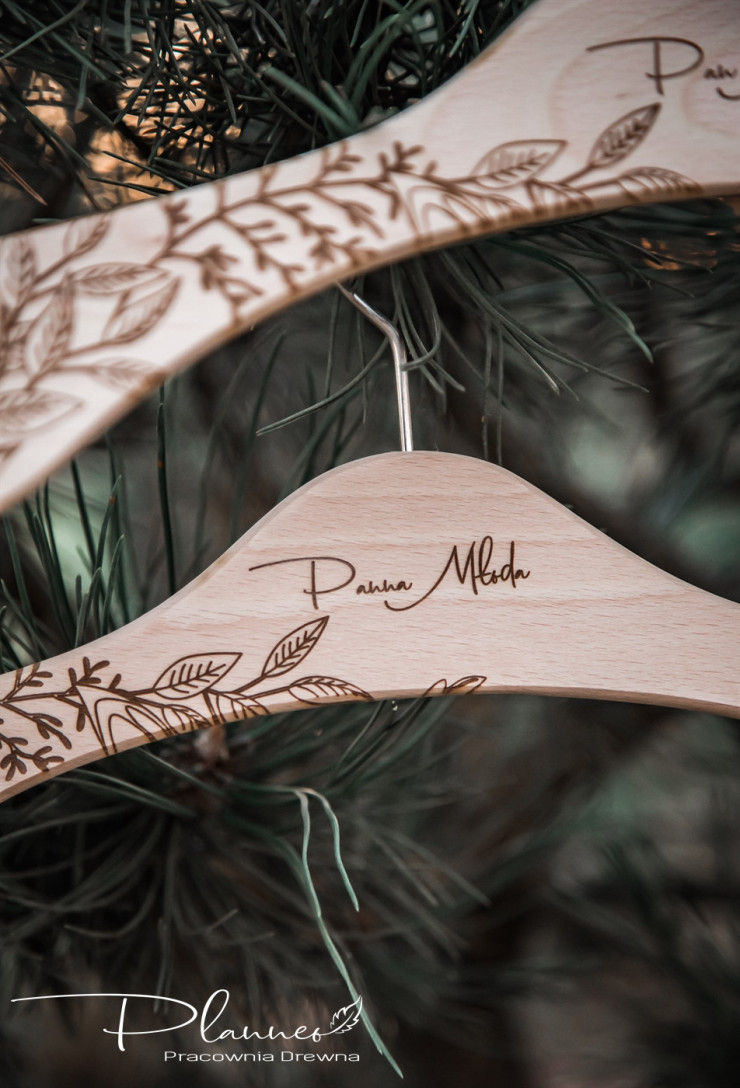 Grawerowane wieszaki z imionami