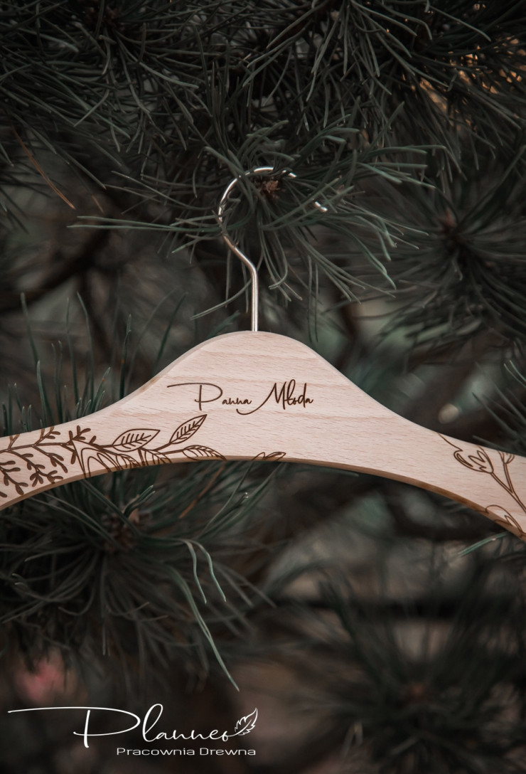 Drewniane grawerowane wieszaki