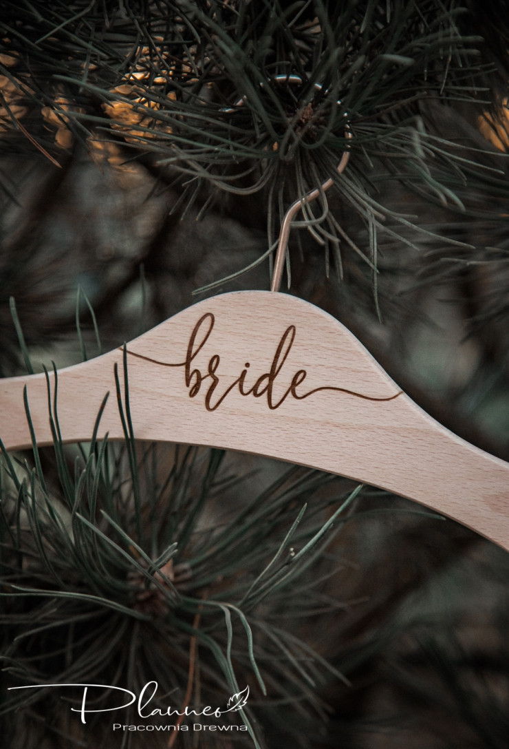 Drewniane grawerowane wieszaki groom