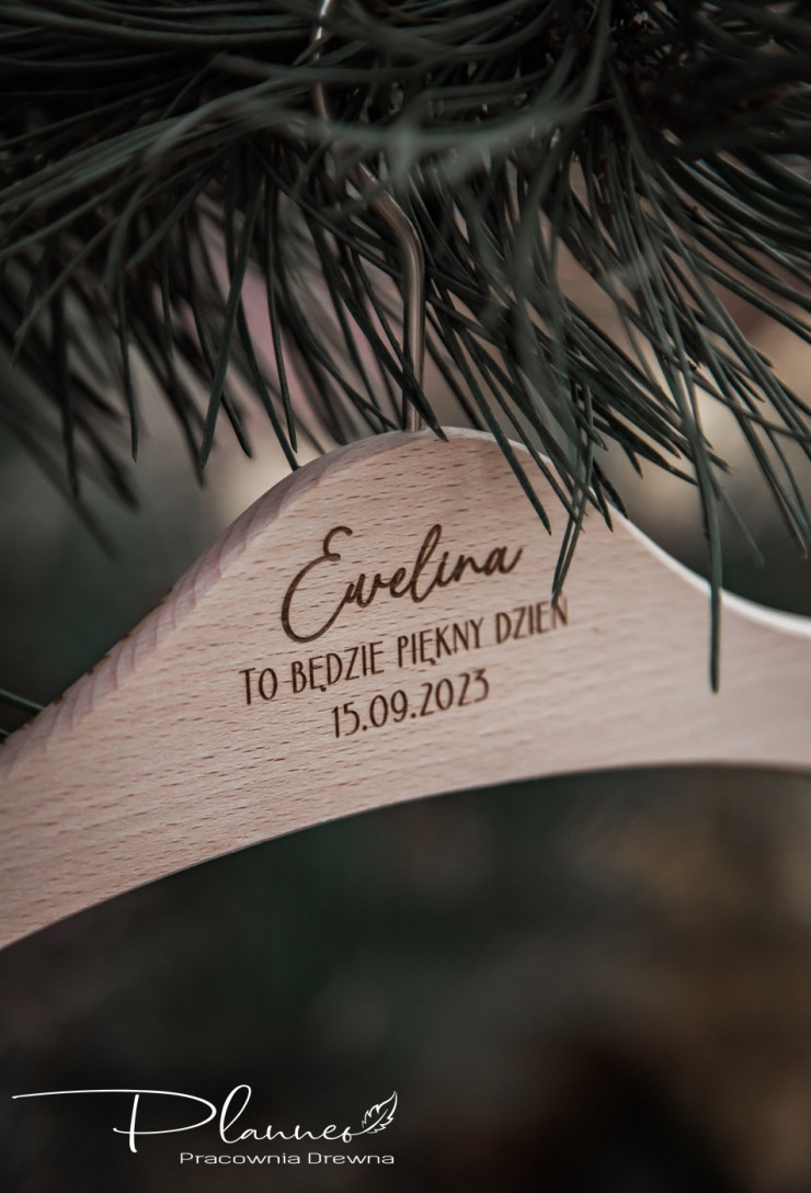 Drewniane grawerowane wieszaki z imionami
