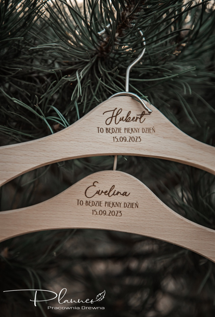 Grawerowane wieszaki z imionami