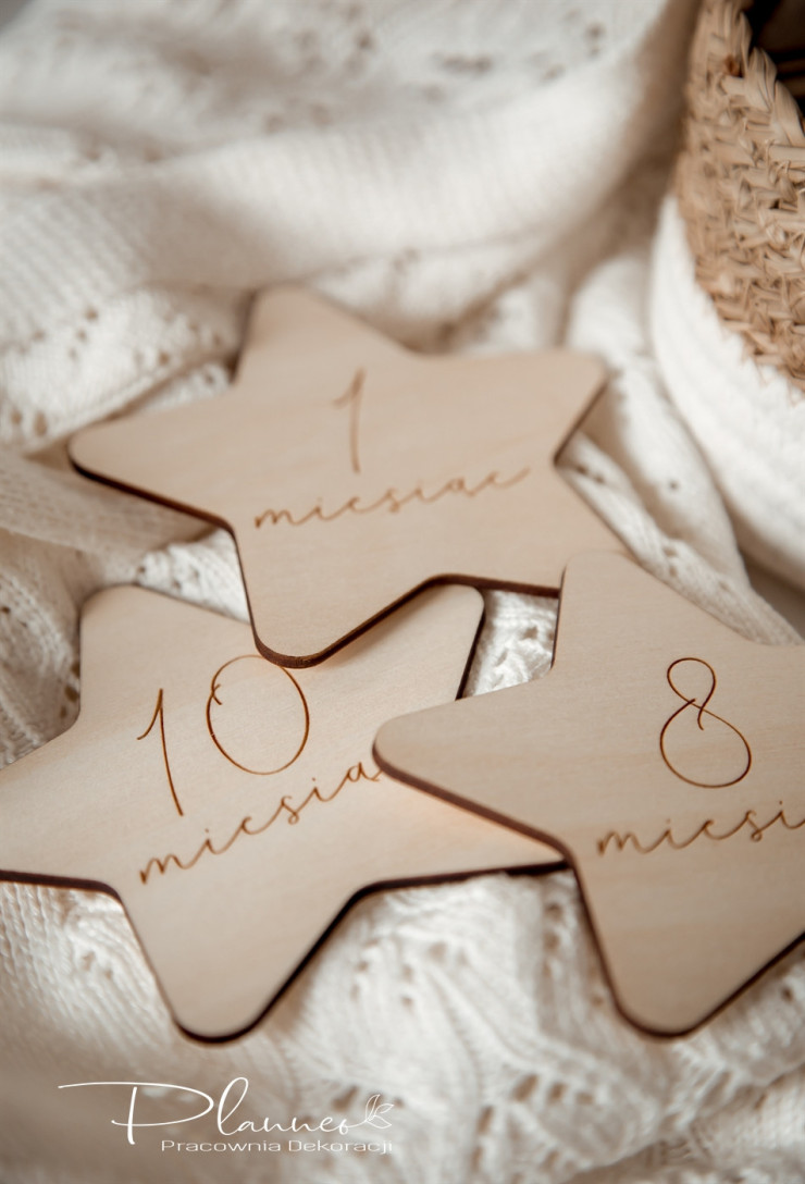 Tabliczki z miesiącami gwiazdki